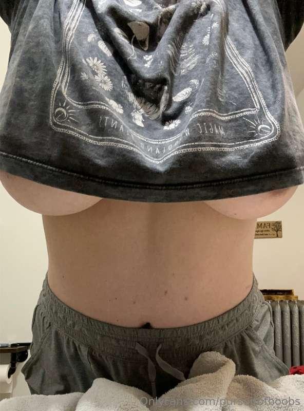 Peak-a-boob 🫣