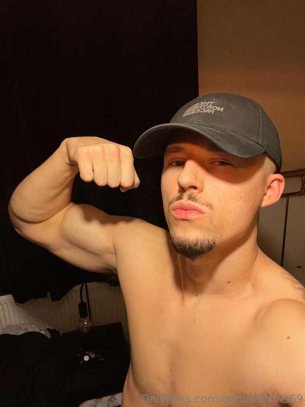 Wake up boy and kiss my biceps 😈