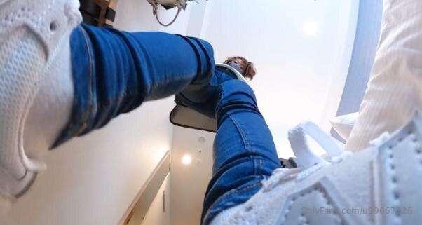 【360°VR】Tiny boy crushed by huge mother's feet, ass and brea..