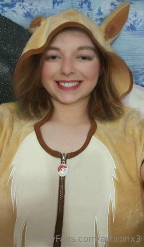 Cozy Sunday ☺️. Who wants to play with evee?