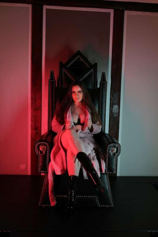 I definitely need this throne at home 🥵🖤