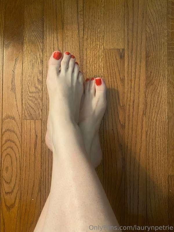 My 🦶 feet! I’m open to custom videos and pics!