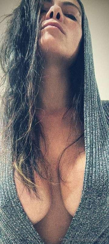 This Latin brunette wants to satisfy your most hidden wishes..