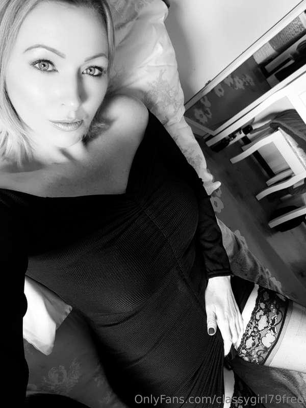 A sultry black and white 🖤🤍