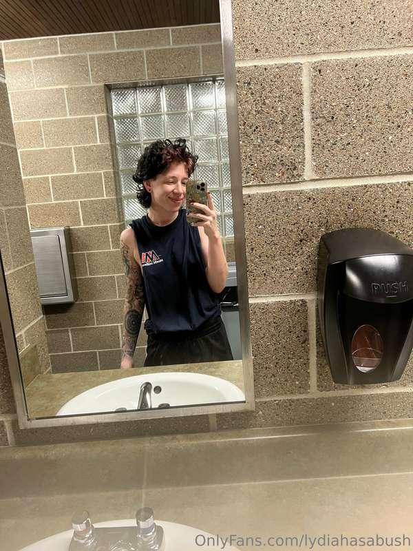 peek a boo at the campground bathroom 🤪