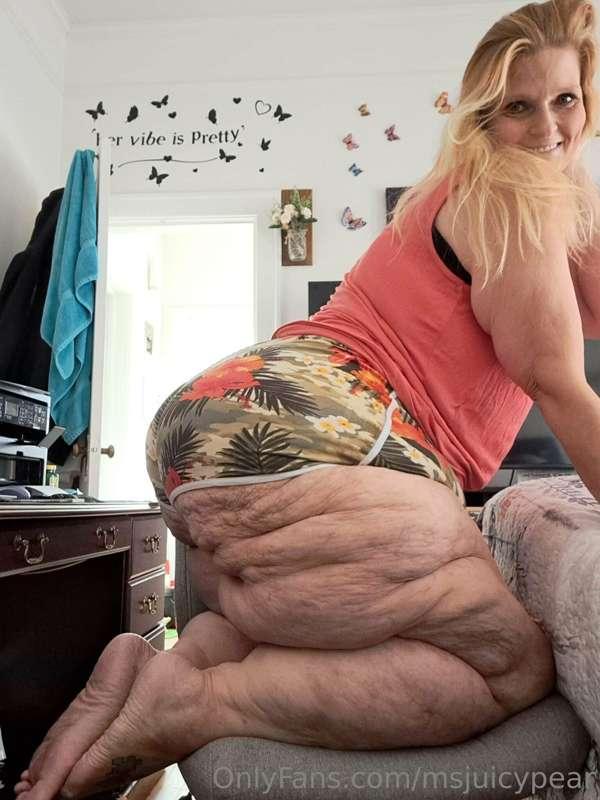 Happy Thanksgiving 🦃 
She got bigger thighs than the Thanksg..