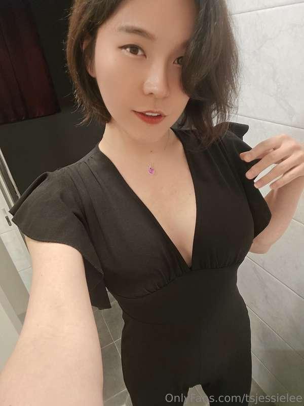 >_<