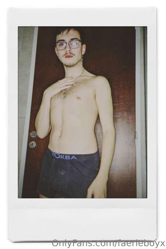 I must shave my chest I know 😕  Ya sé, debería rasurarme el ..