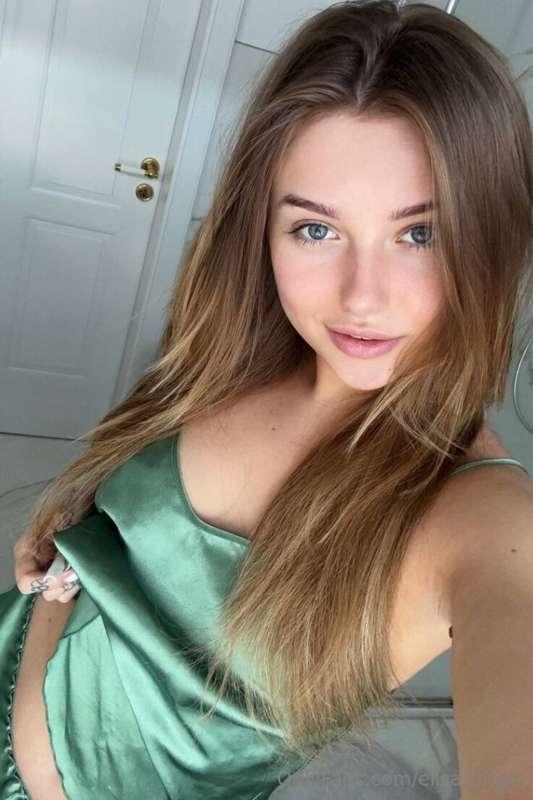  @lealealuxe She is waiting for you❤️❤️ @lealealuxe ❤️ Who w..