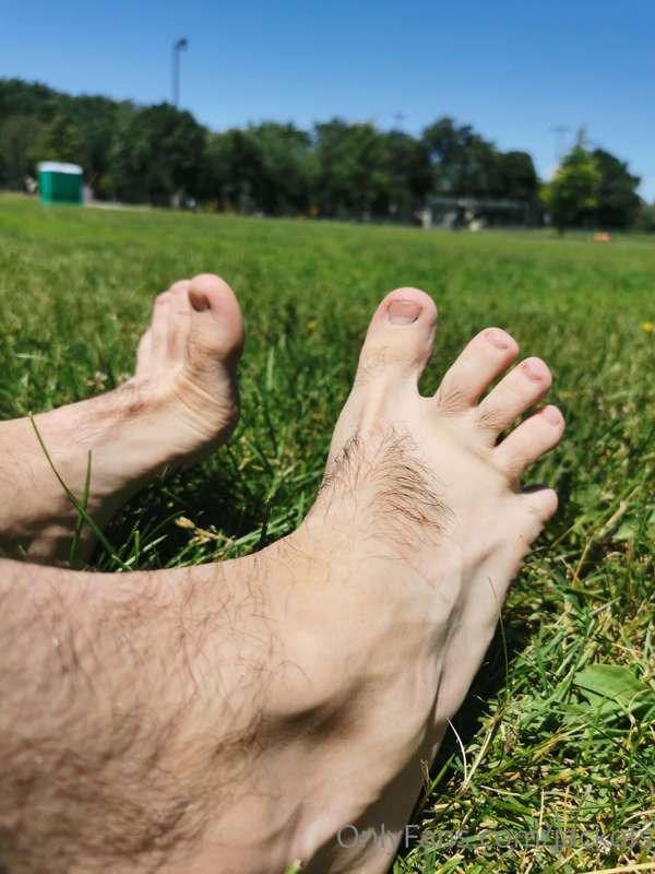 Humm , j'aime ça avoir du gazon sous mes pieds doux😍