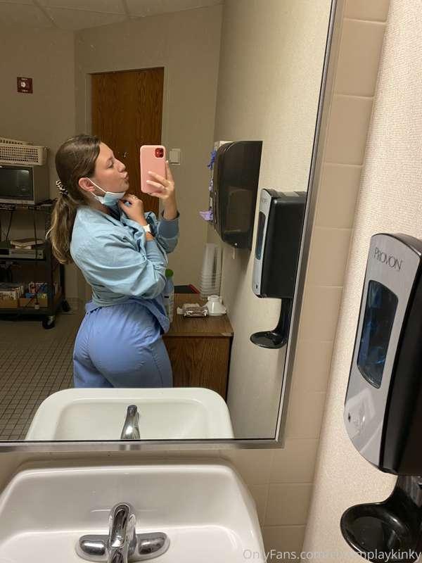 Happy Friday😍 
What a week! Enjoy my ass in my scrubs💋🍑