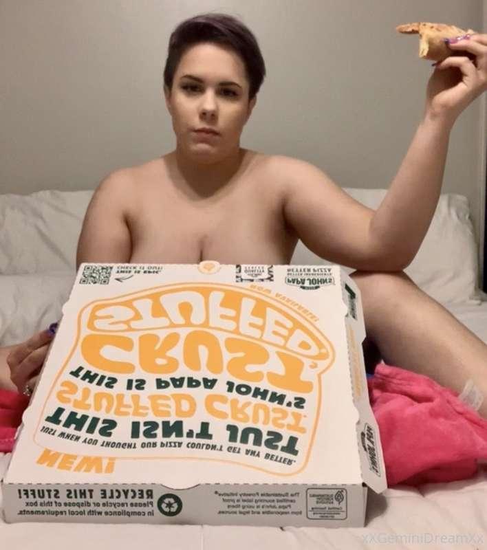 Sleeping with the enemy 🤪🍕

Cum stuff my crust 😈