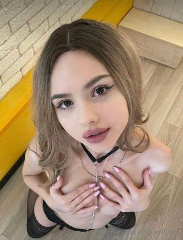 This babe @lizaaaaaaaaaaaaa wants to be naughty for you ❤️❤️..