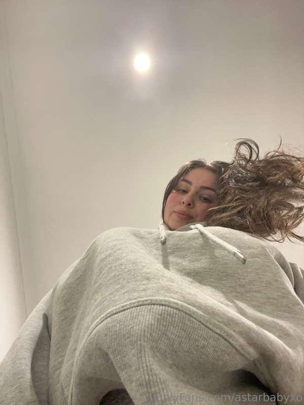 Swipe to see under the hoodieee👉🏻🙊Sending a new boob play vi..