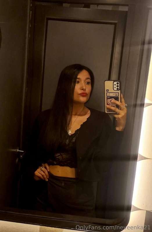 Do you like red lipstick 💋 Available for vc, sexting and cos..