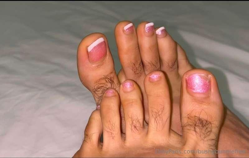 Something new for hairy toe lovers…  Clipping the white Fren..