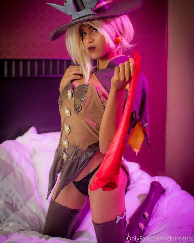 "Much better!" 😏😏😏  Old lewd Witch Mercy from Overwatch phot..