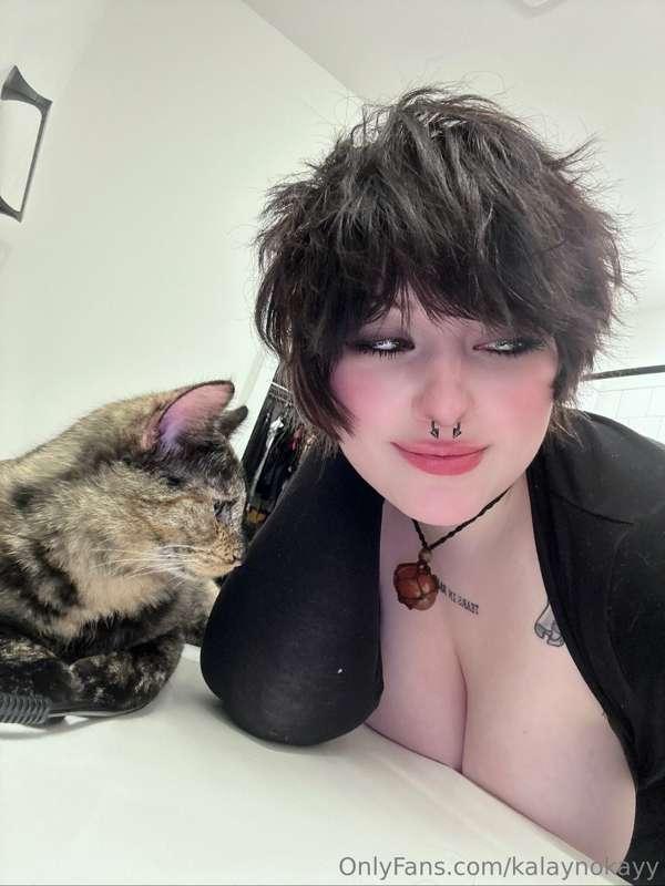 You & my cat are looking at the same thing huh?!? 👀🐱
