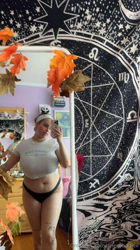 your queen (of baby tees)