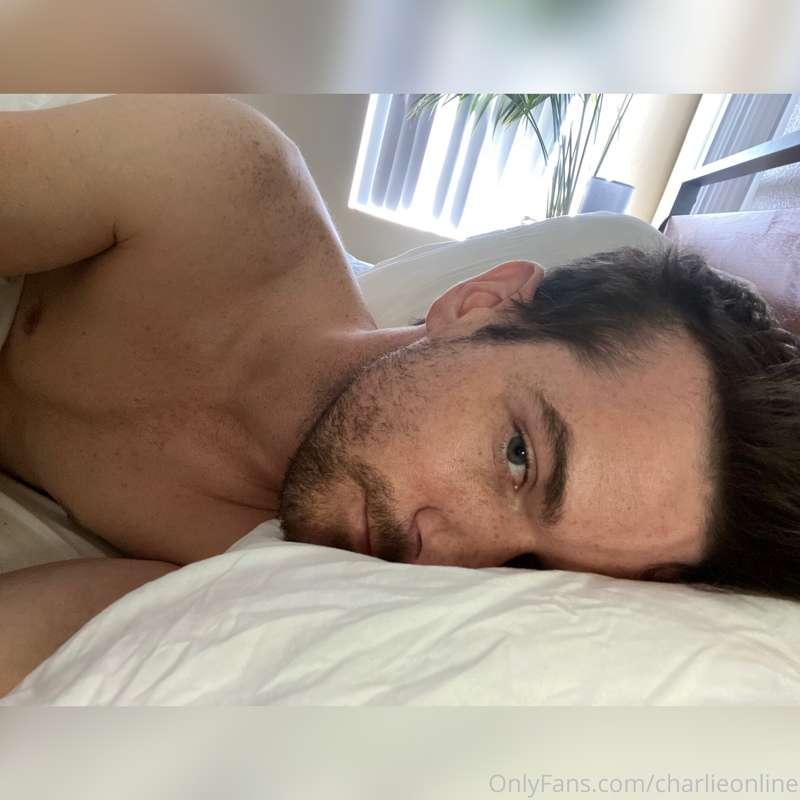 Slept in late again and woke up horny 🥰😈 wish I had someone ..