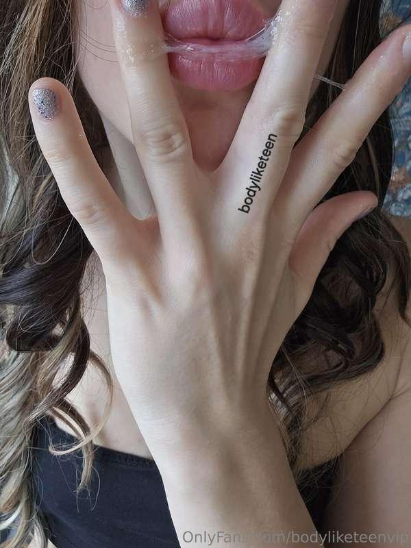 Yummy pussy grool 🫢