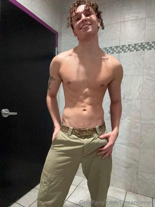 Can’t shake this horny mood… who’s gonna take care of it? 🍆