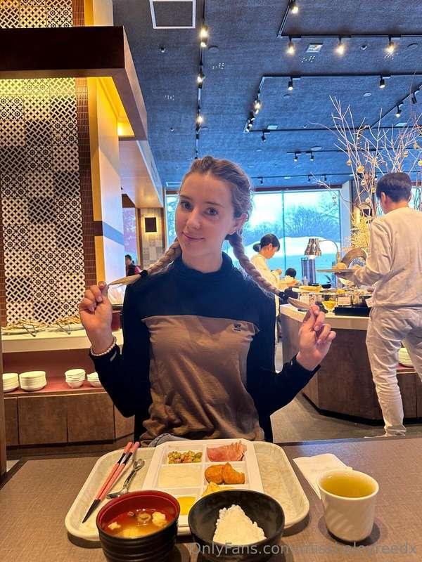 What would you say is the yummiest thing in this picture?? 😘