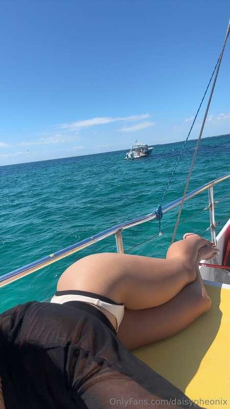 Yacht, ocean, and this view. Bet you wanna grab it. 👀
