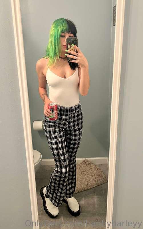 Here’s a cute outfit I wore to a house party last weekend 🥰 ..