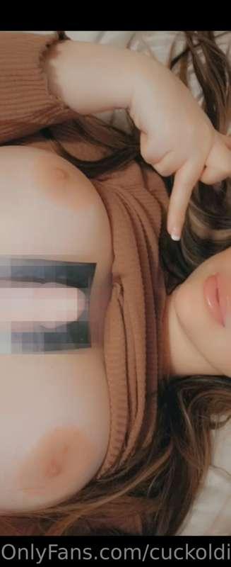 ♡Print a pic of your tiny cock & put it between my boobs whi..