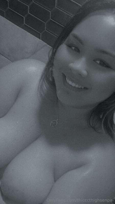thicccthighsenpai image #0