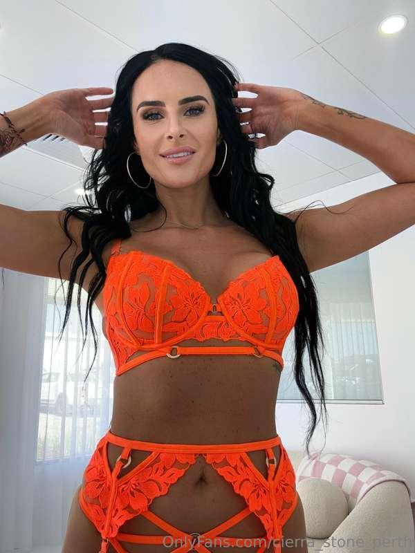 🧡 🔥 

Let me tie my hair back for you 😈💁🏻‍♀️