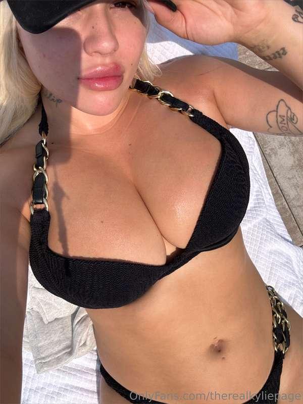 **Rate my tits on a scale from 1-10 😈😈**