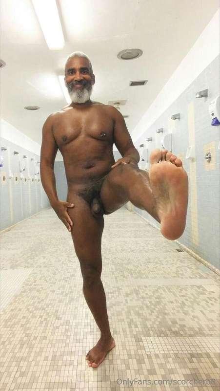 Soleful Sunday!  #beard #musculardaddy #gay #feet #gaycruisi..