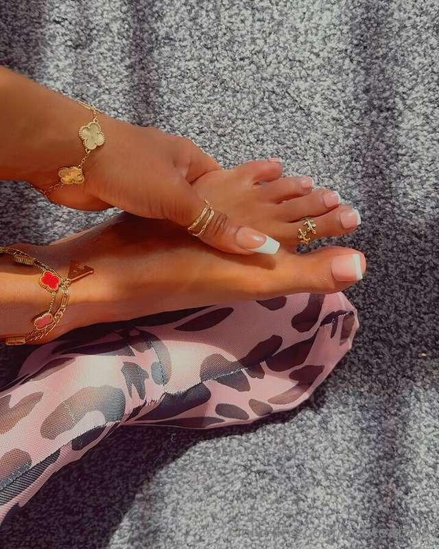 Footjob anyone? 💖🦶