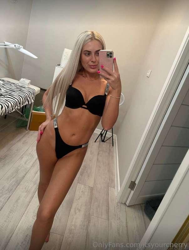 🔥 @sandraa_n🔥FREE RIGHT NOW😍😍This cute blonde milf @sandraa_..