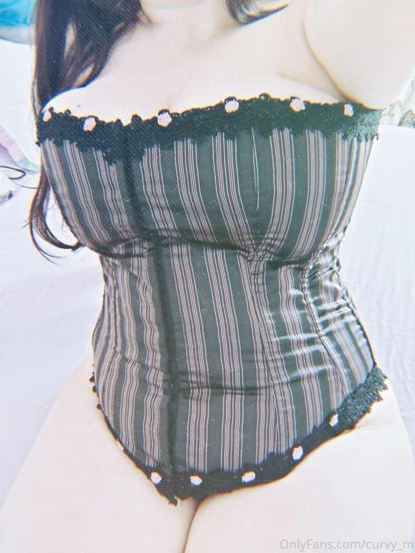 Another day, another corset post. Does it look good on me?😏