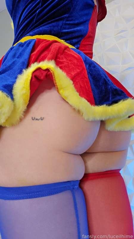 Quick Pomni booty 💛🤡

#fyp #bigass #phatass #cosplay #pomni #anime #cute #upskirt #clowngirl