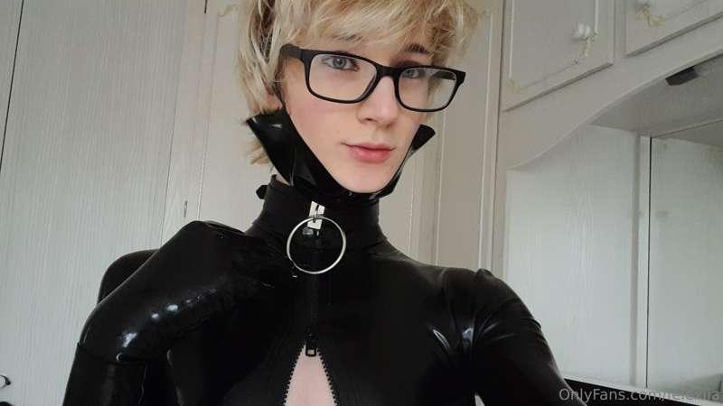 Face picture! 👉👈 can someone please sit on it >~<