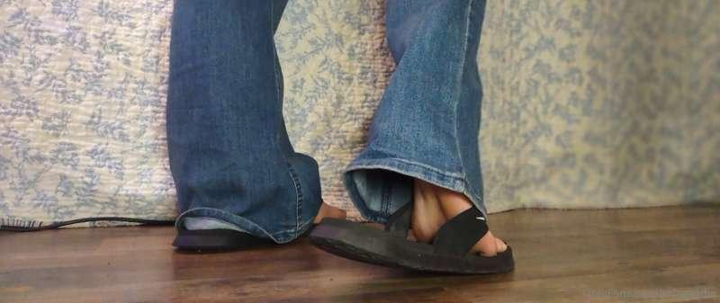 What do you think it smells like in that gap?