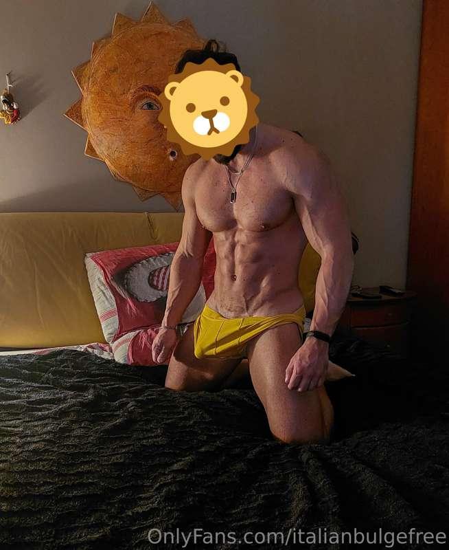 Sunday night 🌙 relax with me?

To see the pic with my dick o..