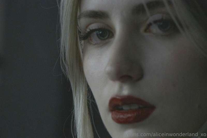 — Did he look into her eyes?
— He only looked at them!