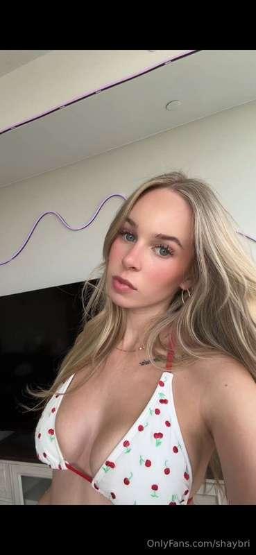 SURPRISEEEE LIVE!!! I am going to do a live on here in a lit..
