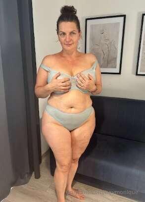 handbra today… no bra tomorrow? help me decide in the dms 😏