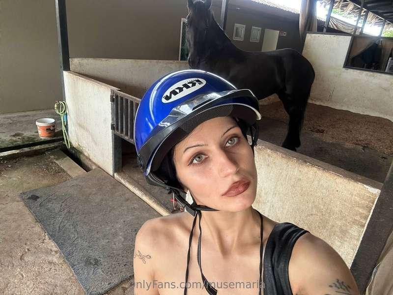 back at the stables... I think I have a new hobby... 😋 being..