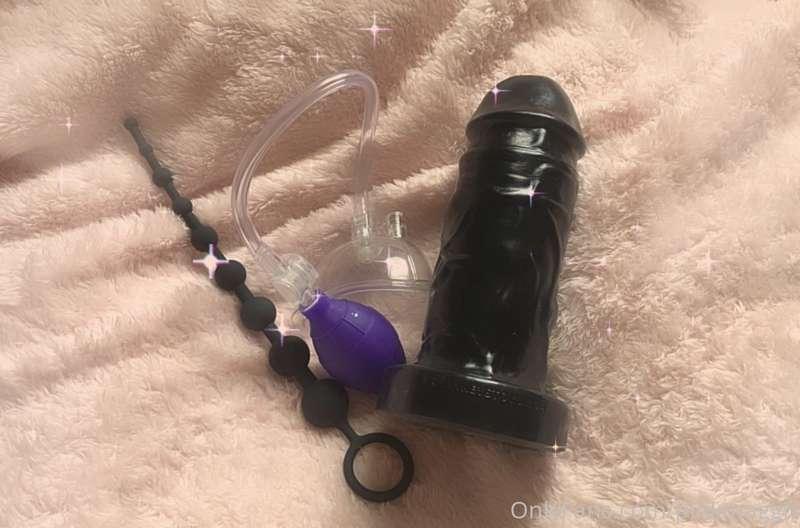 My toys are here!! The dildo is MASSIVE. I don’t know how I’..