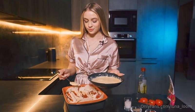 https://of.tv/v/qFQzy↩️Whipping up some pizza magic in the k..