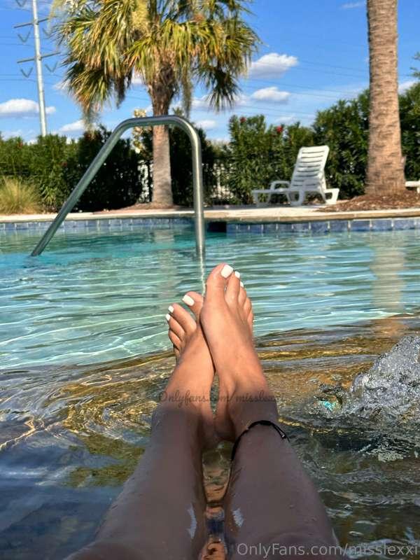 But can I wrap my feet around your 🍆?