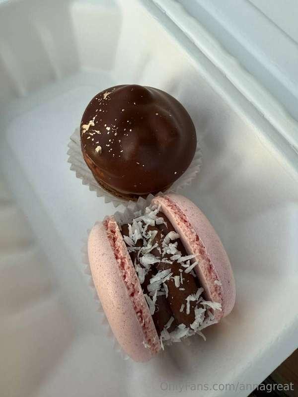 💕🤤I bought my favorite dessert, settled down by the window, ..