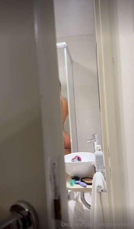 Me estaba dando un baño y mi amigo me estaba espiar sin que ..